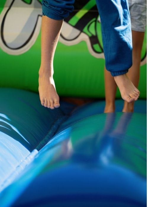 Kind springt voller Freude auf einer Hüpfburg bei einem Kindergeburtstag in Wien.