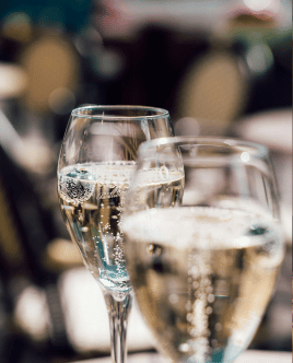 Sektgläser bei einer Firmenfeier oder einem Business-Event als Symbol für gemeinsames Feiern und Networking.