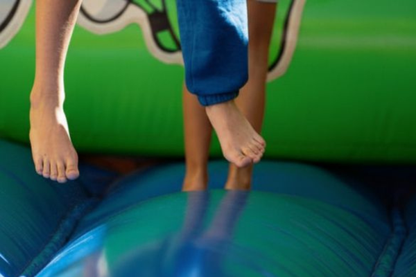 Hüpfburg für Kindergeburtstag in Wien Kind springt voller Freude auf einer Hüpfburg bei einem Kindergeburtstag in Wien.