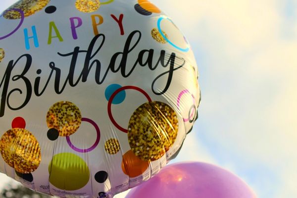 Happy Birthday Ballon als Dekoration für einen Kindergeburtstag mit Hüpfburg und Eventmodulen in Wien.